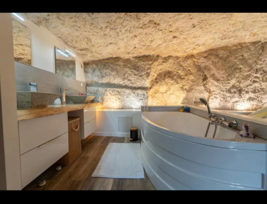 פואטייה Maison Troglodyte מראה חיצוני תמונה